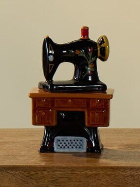 NWT Cracker Barrel Sewing Machine Salt & Pepper Shaker Set Farmhouse Quilter